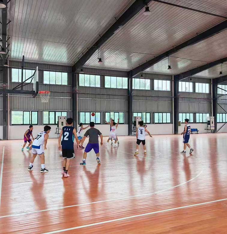 籃球館整體制冷降溫，安裝蒸發冷省電空調 - 立式射流機